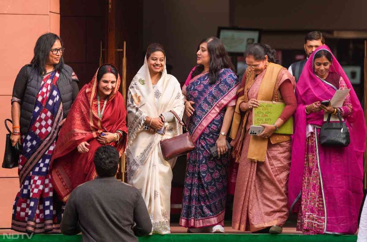 संसद के शीतकालीन सत्र के दौरान भाजपा सांसद अनीता सुभादर्शिनी, मालविका देवी, हिमाद्री सिंह, बांसुरी स्वराज और अनीता नागरसिंह चौहान.