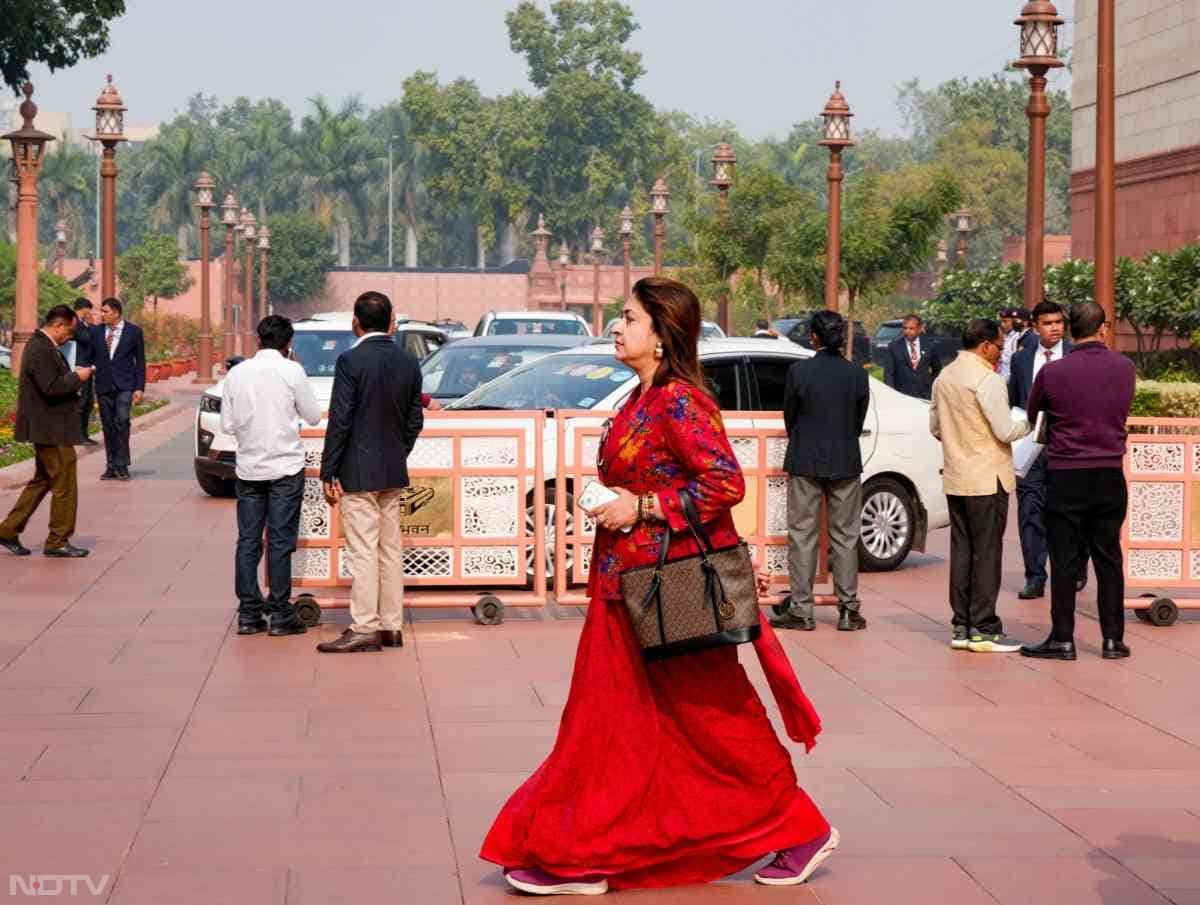 अंदर हंगामा, बाहर ठहाके; इकरा-डिंपल और महिला सांसदों की तस्वीरों ने बटोरी सुर्खियां