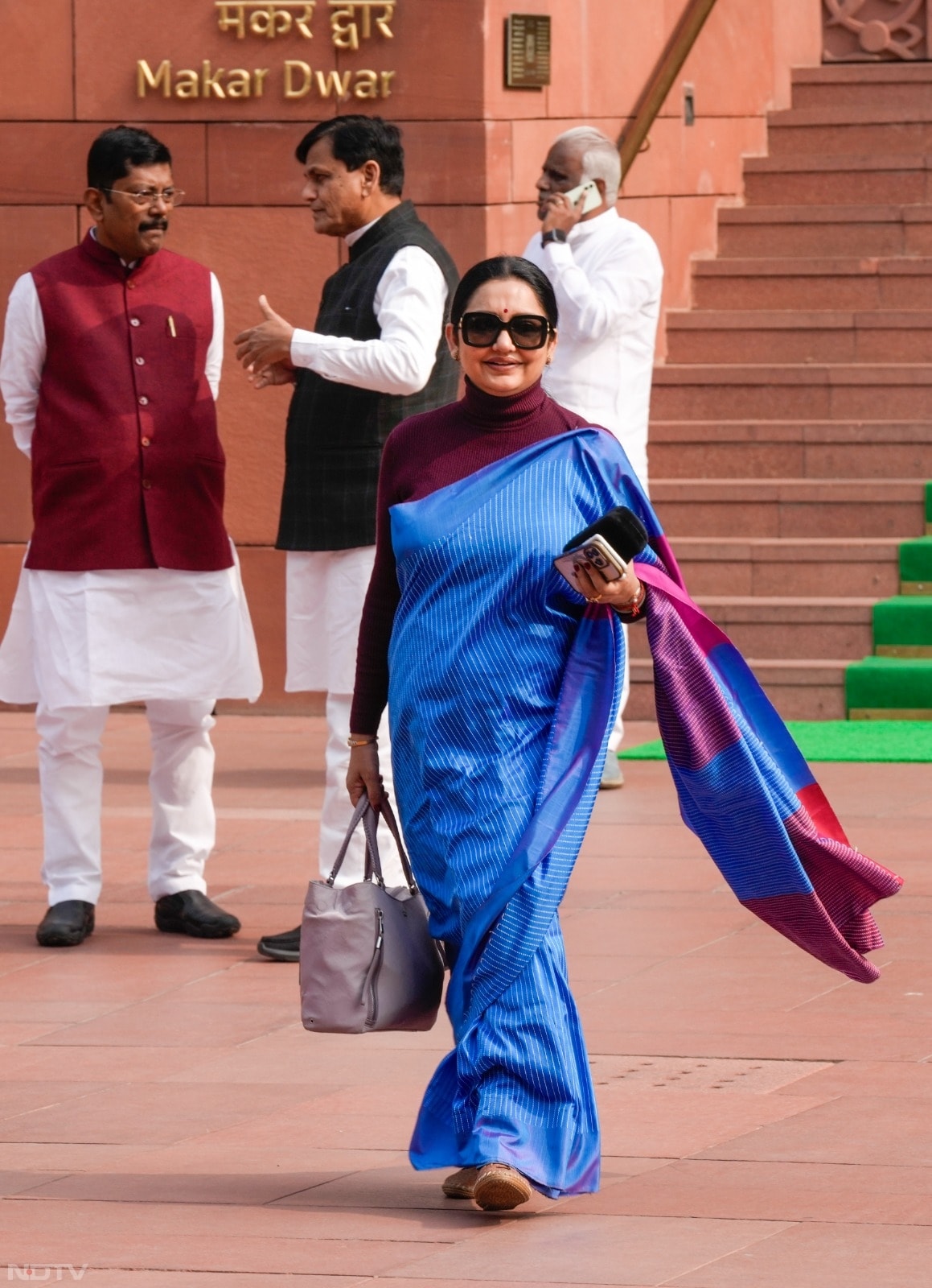 अंदर हंगामा, बाहर ठहाके; इकरा-डिंपल और महिला सांसदों की तस्वीरों ने बटोरी सुर्खियां