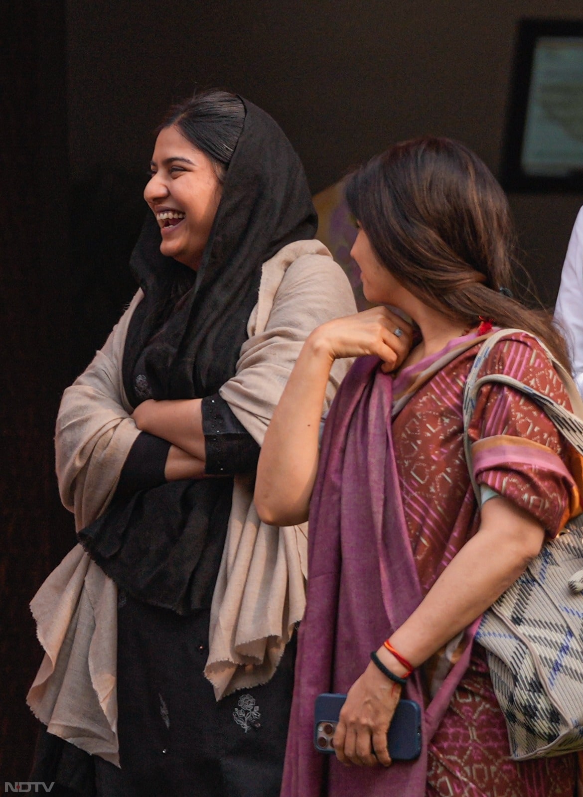 अंदर हंगामा, बाहर ठहाके; इकरा-डिंपल और महिला सांसदों की तस्वीरों ने बटोरी सुर्खियां