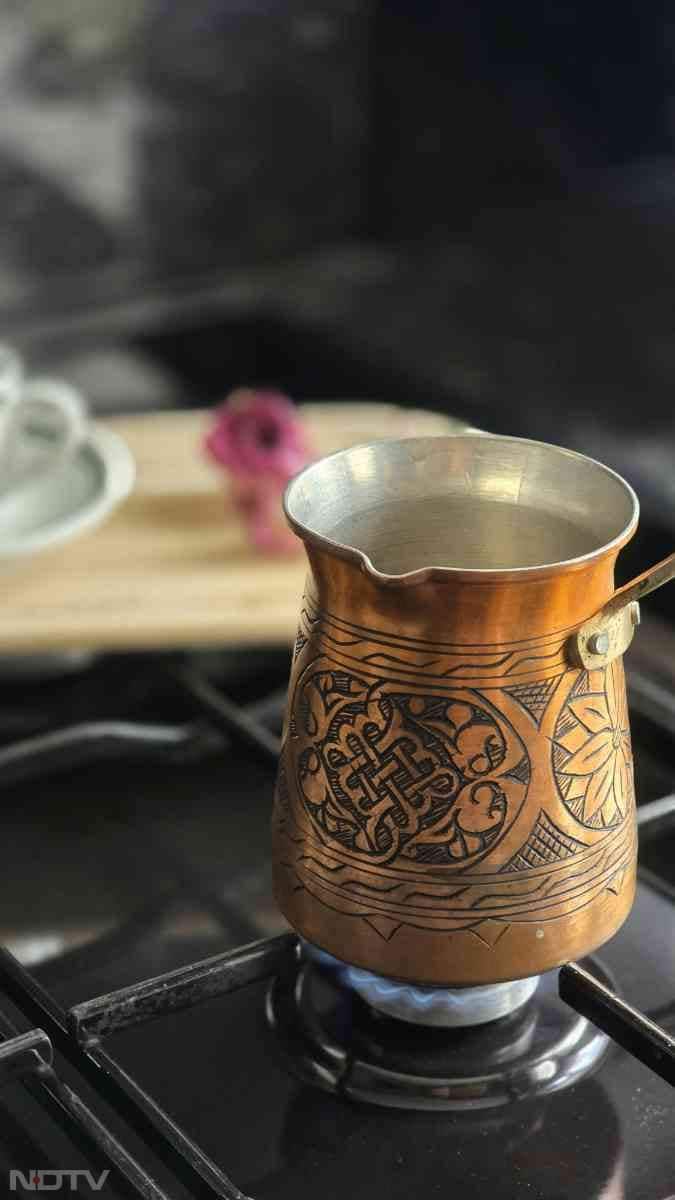 इसके बाद दूध डालें, आंच धीमी करके खौलने दें ताकि मसालों का स्वाद अच्छे से आ जाए. अब डालें केसर, जायफल. Pic Credit- Pexels