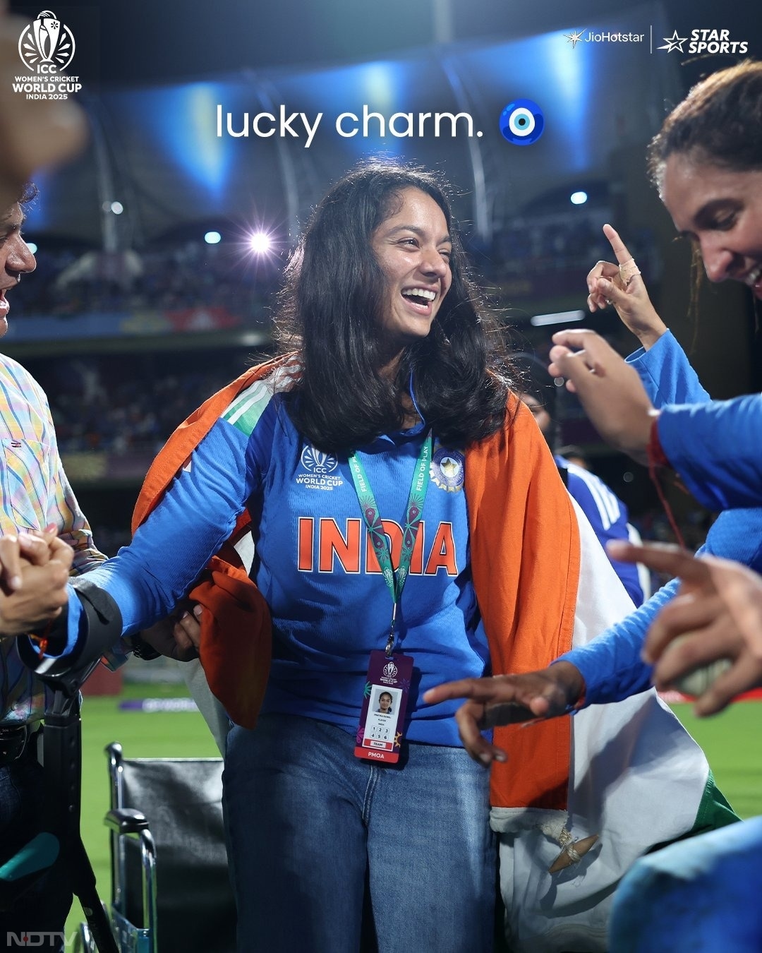 भारतीय महिला क्रिकेट टीम की वर्ल्ड कप जीत का जश्न पूरे देश में धूमधाम से मना. हर कोई टीम इंडिया की तारीफ करता नहीं थक रहा. सोशल मीडिया पर टीम की लकी खिलाड़ी की फोटो भी वायरल हो रही है.