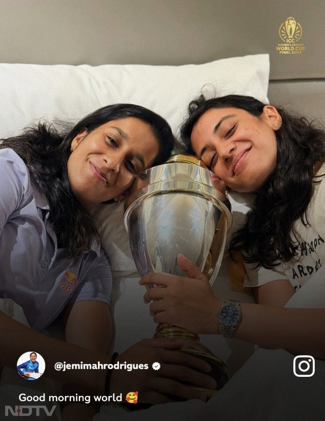 वर्ल्ड कप जीतना किसी ख्वाब से कम नहीं होता और भारतीय महिलाओं ने यहीं सपना सच कर दिखाया. जेमिमा और मंधाना वर्ल्ड कप ट्रॉफी के साथ