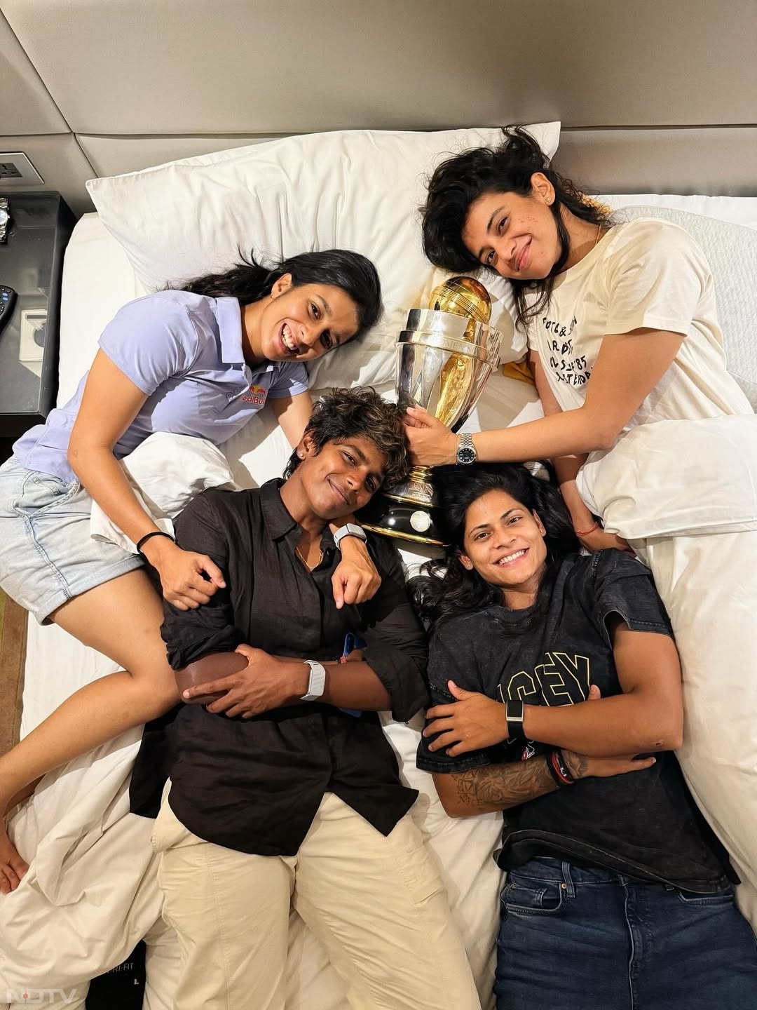 वर्ल्ड कप जीतने के बाद भारतीय महिला क्रिकेट टीम ने जोरदार जश्न मनाया, होटल रूम में भी बिस्तर पर वर्ल्ड कप ट्रॉफी के साथ टीम के कई खिलाड़ी