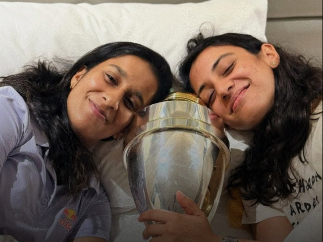 हमेशा याद रहेंगी... बेटियों की क्रिकेट वर्ल्ड कप जीत की इंटरनेट पर सबसे वायरल तस्वीरें