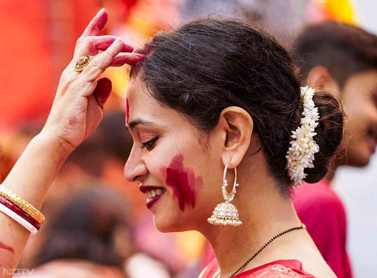 महिलाओं ने विजयदशमी पर सिंदूर खेला के साथ मां दुर्गा को अंतिम विदाई दी.