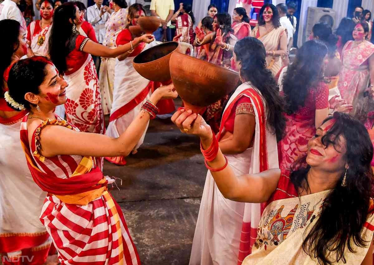 महिलाओं ने इस दौरान धुनिची डांस भी किया.