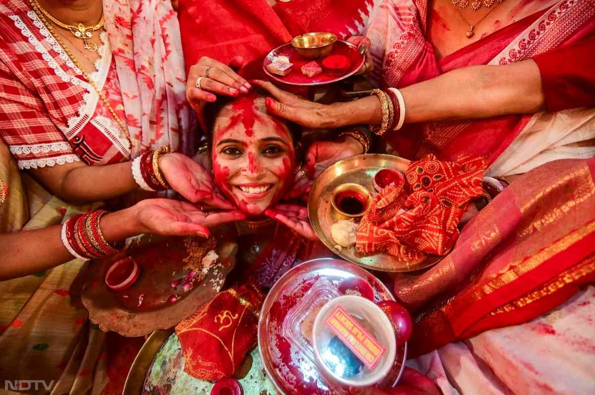 बता दें कि सिंदूर खेला बंगाली कम्यूनिटी में एक प्रथा है.
