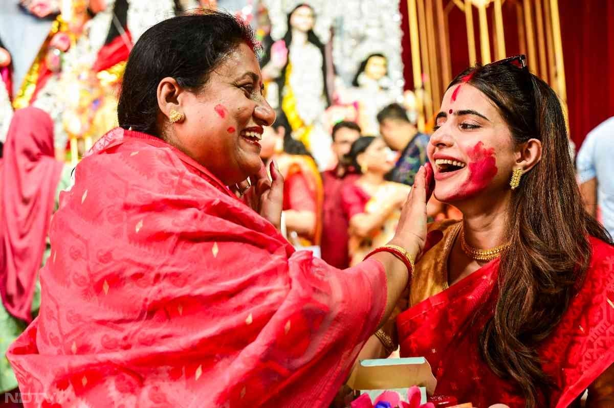 विजयदशमी के दिन महिलाएं मां दुर्गा के साथ भी सिंदूर खेलती हैं.