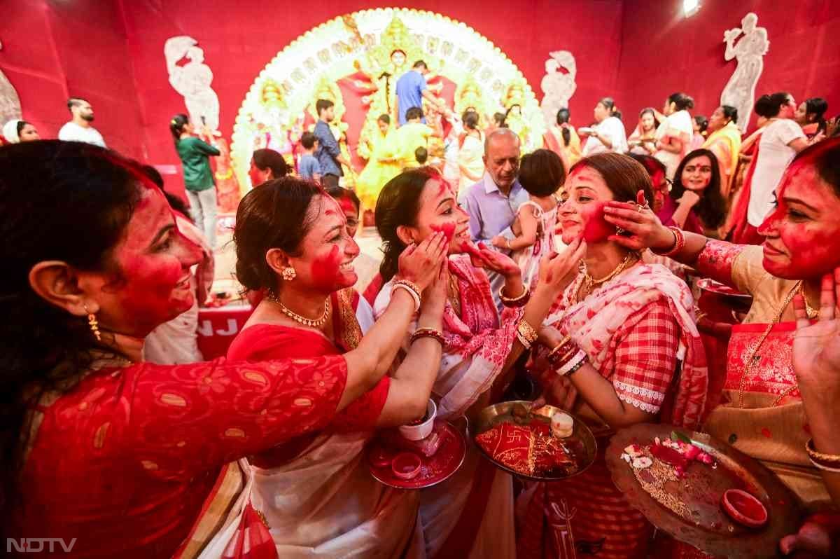 इसके बाद ही मां दुर्गा को विदाई दी जाती है.