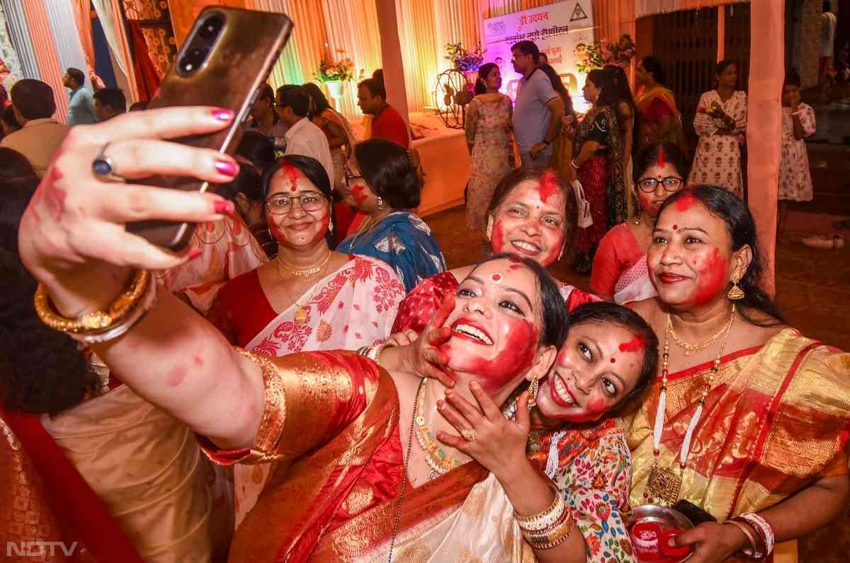 इस दौरान सभी महिलाएं व्हाइट और रेड साड़ी में दिखाई दीं.