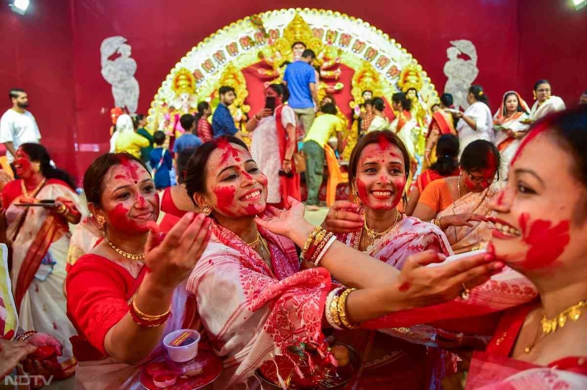 सभी महिलाओं ने एक दूसरे को सिंदूर लगाया.
