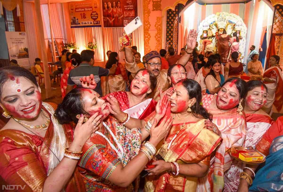 सिंदूर से सजे चेहरे और भक्ति भाव के साथ मां दुर्गा की विदाई के दौरान माहौल भावनुमा हो गया.