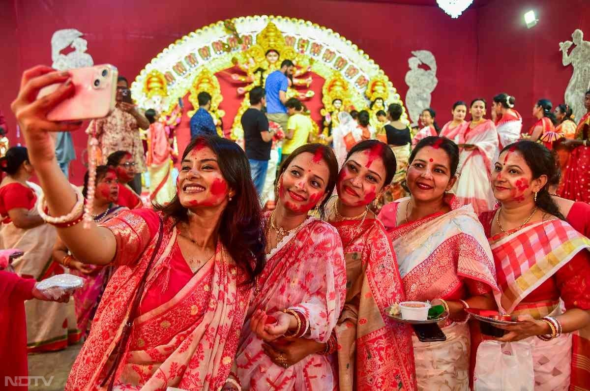 विदाई के साथ ही नो दिन की दुर्गा पूजा आज समापन की ओर आ गई है.