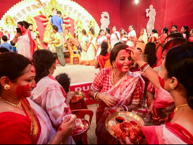 विदेशी भी हुए मां दुर्गा के भक्त, Photos में देखिए कैसे छाए सिंदूर खेला के रंग