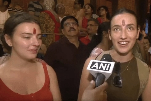 विदेशी महिलाओं ने भी कहा कि वो कोलकाता की दुर्गा पूजा के जादू में खो गए हैं और उन्हें सभी पंडालों को देखना और यह एक्सप्लोर करना काफी अच्छा लगा.