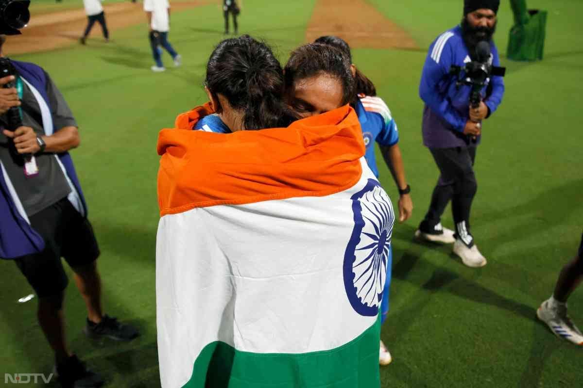 अपनी चैंपियन बेटियों को मानो तिरंगे ने गले लगा लिया...