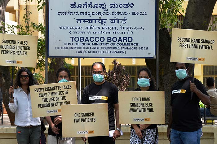 Members of staff from a cancer hospital in Bengaluru hold placards during an anti-smoking campaign event on May 30, 2015. (AFP)