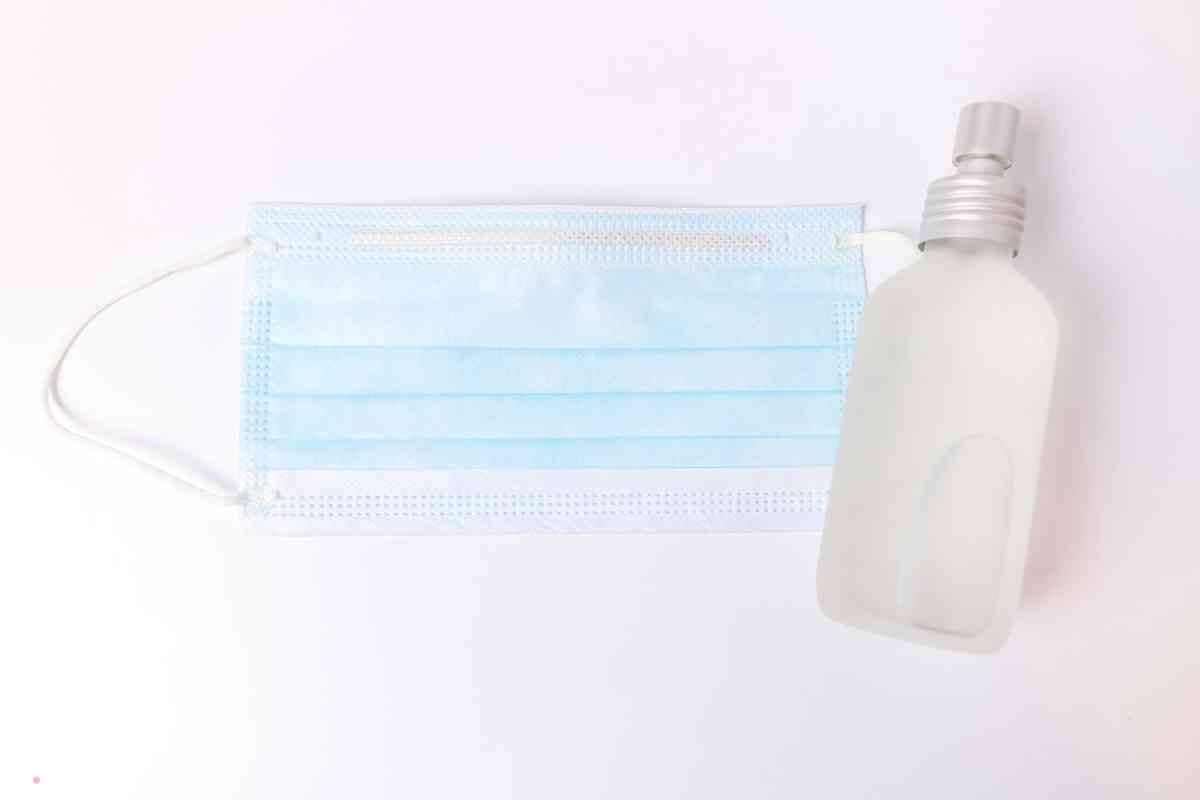 मास्क और सैनिटाइजर जरूर अपने साथ रखें.