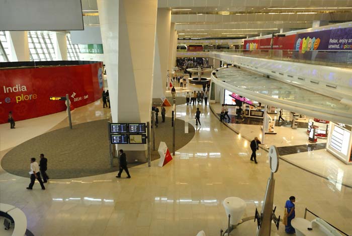 Spread over 4 kms, 80 per cent of T3 is made of glass and supported by metal frames. The nine level terminal building ia used for 90 per cent of the entire passenger movement in the airport. Comfortable lounges, nap and shower rooms adds to passenger comfort in the airport that also has a mix of restaurants, bars, cafes and fast food outlets in around 20,000 sq mt of commercial space.