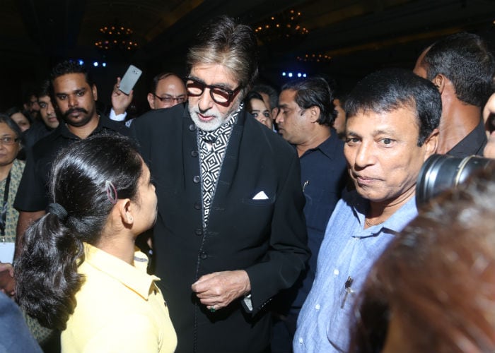 Amitabh Bachchan, Taapsee Give Pink Notes to Delhi