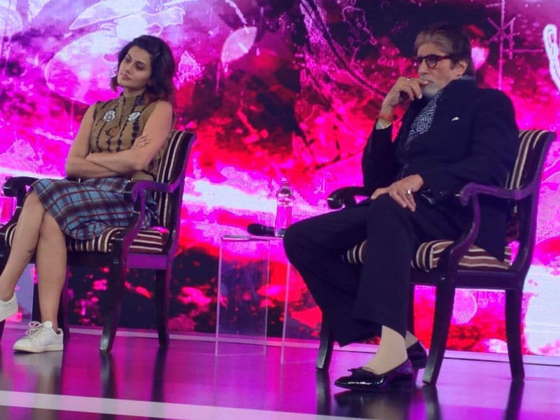 Photo : Amitabh Bachchan, Taapsee Give Pink Notes to Delhi
