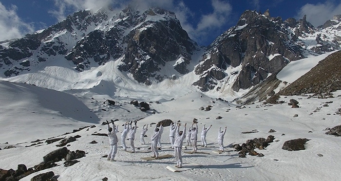 Yoga Day 2023: हाड़ कंपा देने वाली ठंड के बीच जवानों ने किया योग