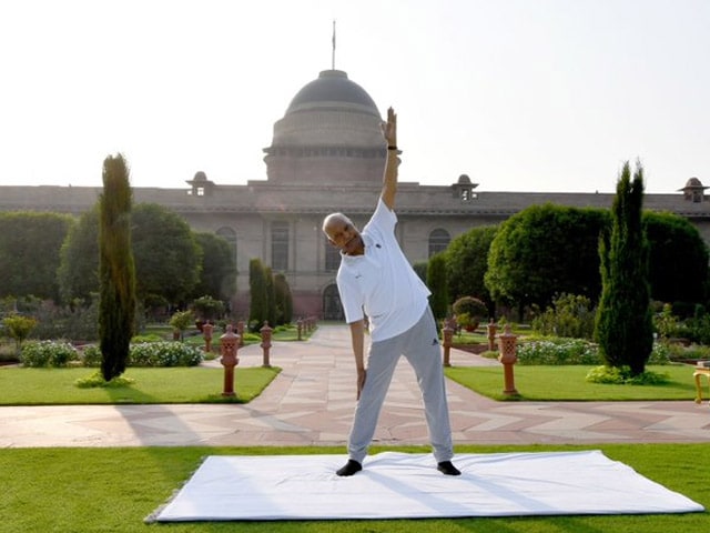 Yoga Day 2021: योगाभ्यास करते नजर आए दिग्गज, जवानों ने भी बढ़ाया हौसला, देखें तस्वीरें...