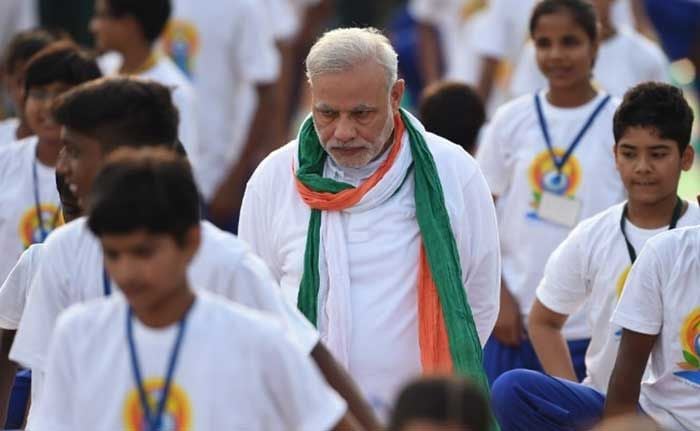 Top 10: PM Modi Performs Yoga With Thousands at Delhi\'s Rajpath
