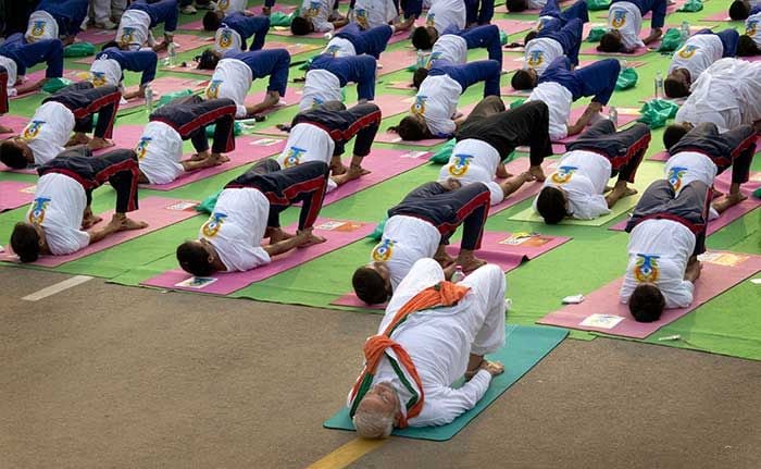 Top 10: PM Modi Performs Yoga With Thousands at Delhi\'s Rajpath