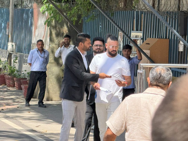 युवराज सिंह ऑनलाइन बेटिंग केस में पूछताछ के लिए जब ईडी दफ्तर पहुंचे, देखिए तस्वीरें