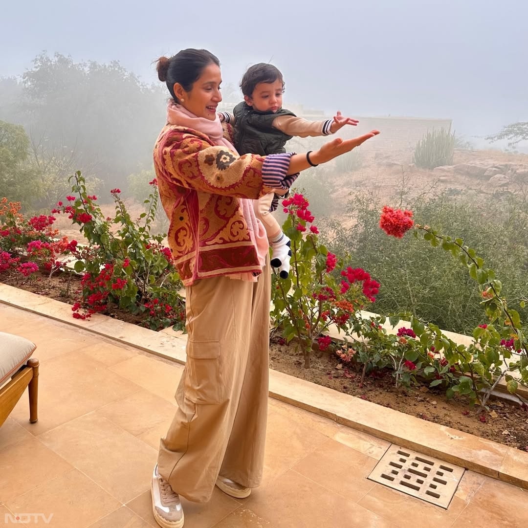 जहीर खान की पत्नी सागरिका घाटगे बच्चे को गोद में खिला रही हैं. zaheer_khan34/Instagram