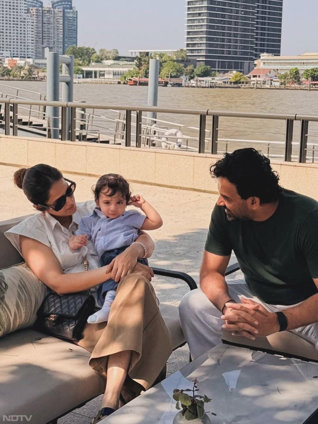 वहीं सागरिका शाहरुख खान अभिनीत फिल्म में प्रीति सभरवाल की भूमिका निभाने के बाद 'चक दे' गर्ल के रूप में लोकप्रिय हैं.zaheer_khan34/Instagram