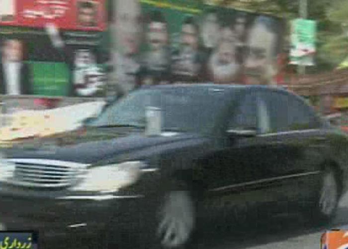 Pakistani President Zardari leaves for India