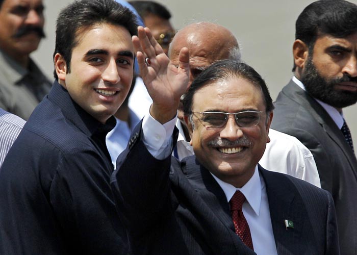 Pakistani President Zardari arrives in India