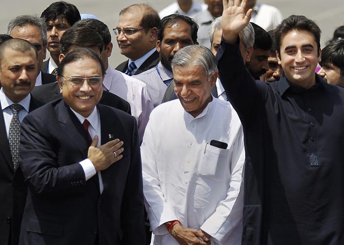 Pakistani President Zardari arrives in India