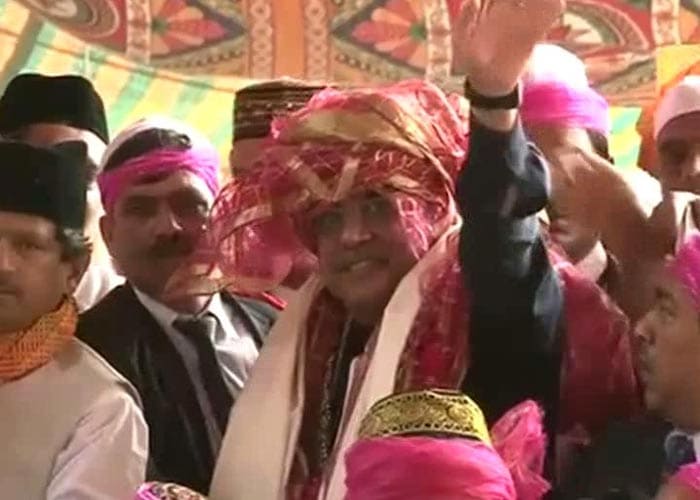 President Zardari prays at Ajmer Sharif dargah