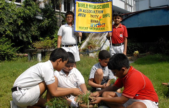 Students of Birla High School decided to turn the area in and around their school into a green zone. As part of this exercise, students planted saplings and the joy in their hearts at creating a Behtar Vatavaran is evident in the smiles on their faces. The little ones of Nursery also planted saplings with the help of students of Classes IV and V.