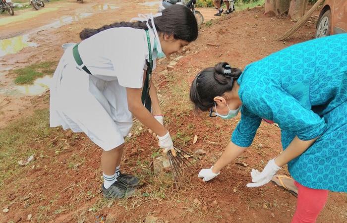 As part of the Behtar India Campaign, the students of Delhi Public School cleaned the land which had lot of unwanted plants. After cleaning, mango saplings were planted by the students.