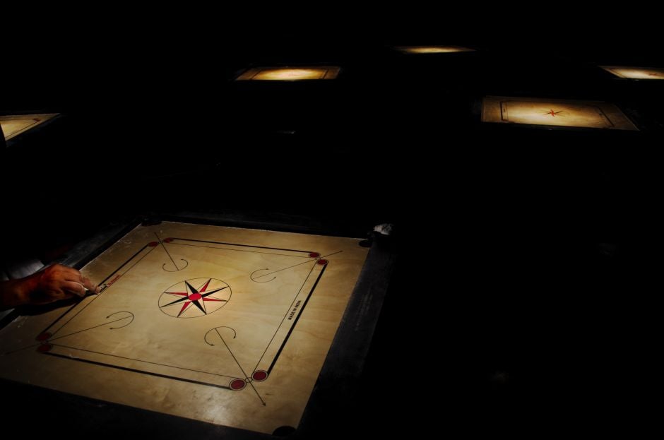 There is no sign that this place is about anything else but carrom. I wonder if I'm still in this age. Any defining sign of our familiar society is shaken off and lost behind while walking through the narrow lanes of Ballimaran to reach here.<br>
Photo Courtesy: Ritvik Gaud