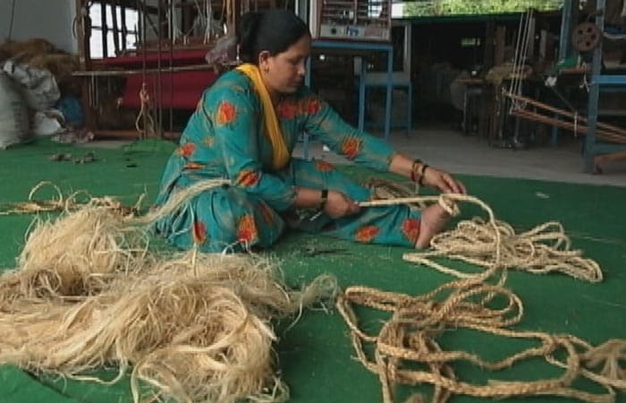 Aslee works with a small community of makers, mainly employing women in under-serviced areas they try and give them a stable livelihood. Aslee procures fabric only from factories that have basic set criteria that make these people's lives liveable and pay them fair wages. The brand sources most of its material from Bhartiya Gramotthan Sanstha.