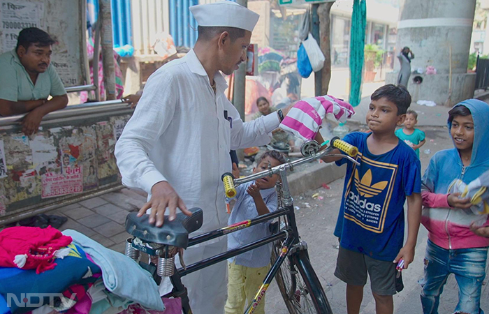 Vilas has been collecting clothes while delivering lunchboxes for six years now. The collected clothes are not really old. It is mostly the clothes people have worn and outgrown.