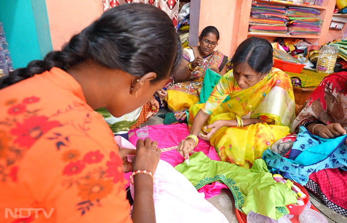 In addition to providing training, Balamani runs two tailoring shops - one of them right from her house, employing the very women who have completed their training. The entire production process is carried out not only on high-end machines, but also through the traditional Maggam work, which involves intricate embroidery.