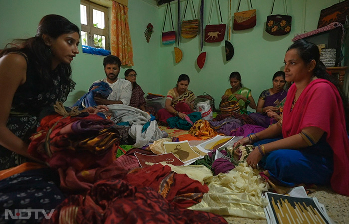 While Ahmedabad had Dilli Darwaja and Daryapur as ready markets of fabric waste and second-hand clothes, Tejal had to start building her contacts from scratch in her hometown of Kolhapur. She connected with the women from the Boharin community, who collect old sarees or clothing from door-to-door in exchange for utensils. She also built contacts with local shop owners around Mahalaxmi Temple, who collect sarees offered to the goddess Mahalakshmi.