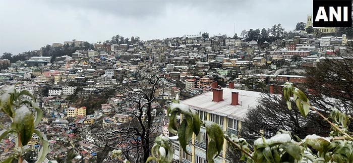 हिमाचल प्रदेश का शिमला बर्फबारी के बाद कुछ ज्यादा ही खूबसूरत नज़र आ रहा है. फोटो: एएनआई