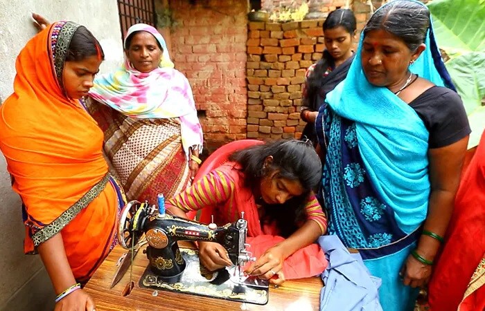 वह अपने समुदाय में अधिक से अधिक महिलाओं को सिलाई और सिलाई का ट्रेनिंग देकर उन्हें सशक्त बनाने का हर संभव कोशिश कर रही है.