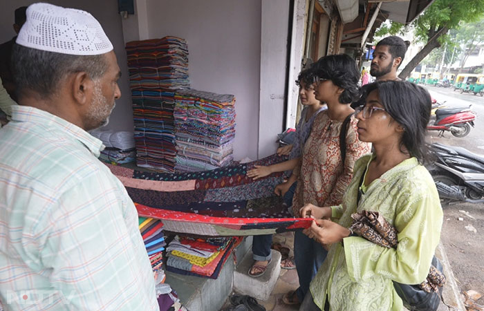 While Dilli Darwaja is historically one of the most prominent markets in Ahmedabad, offering students full-size garments to work with, there is another lane nearby, where another kind of textile scrap is sold. This is Dariyapur. On offer here - excess fabric from factories, from sarees to bedsheets, and also scraps of cloth called <i>katran</i>.