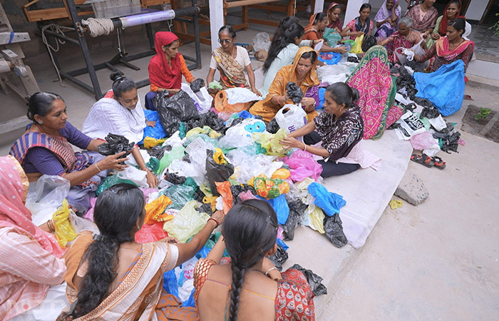 These Women From Gujarat Are Reusing Plastic And Cloth Scraps, Here\'s How
