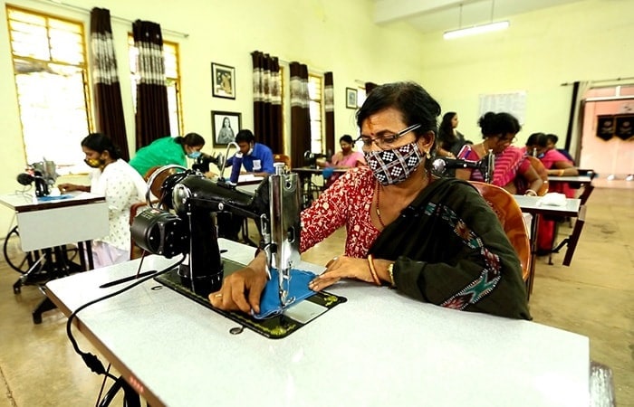 उषा-सीडब्ल्यूए सिलाई स्कूल में 15 महिलाओं को ट्रैन किया जा रहा है और कई अन्य महिलाएं जो इच्छुक हैं उन्हें बाद में सिखाया जाएगा.इन 15 महिलाओं को बेस्ट ट्रेनिंग दी जाएगी. उसके बाद,तीन महिलाओं को मास्टर ट्रेनर के रूप में ट्रेनिंग करने के लिए चुना जाएगा,फिर वे अन्य महिलाओं को ट्रेनिंग देना शुरू कर सकते हैं और अपने लिए पैसा कमा सकते हैं.