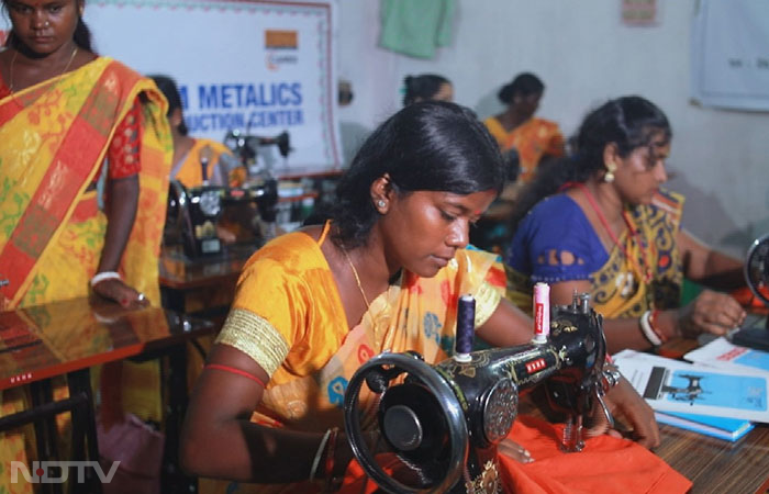 Not only are the rural poor being helped, but the Jamuria training and cum production centre is also assisting many tribal women in earning a living. Sushma Dhangar, a 24-year-old resident of Dhasna village, is one such woman.